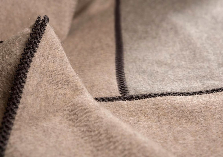 Pezzi Throw